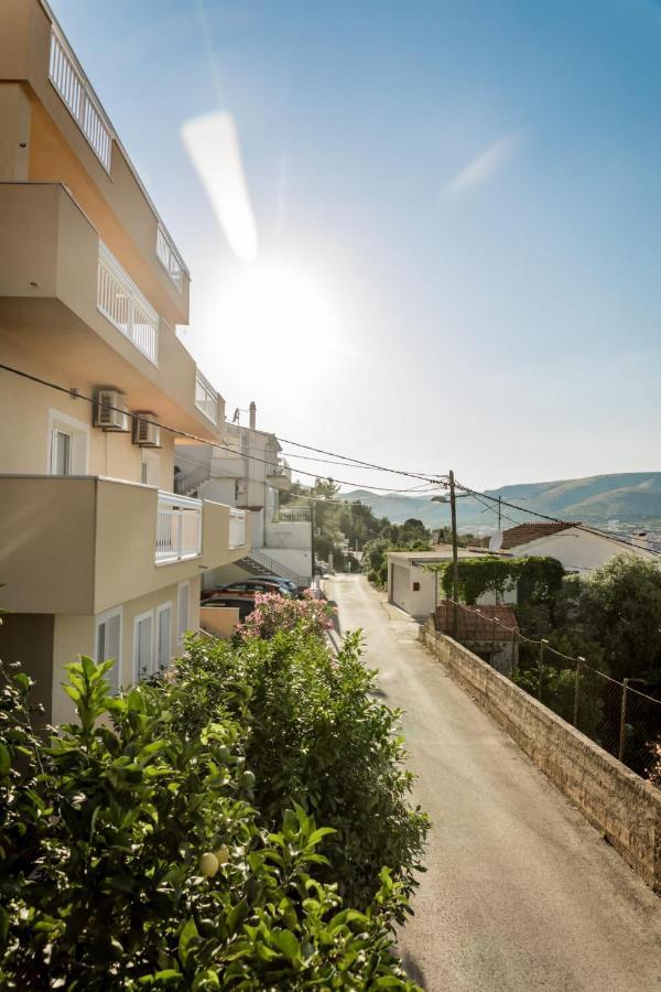 Apartment With Terrace And Sea View - Lucic Трогир Екстериор снимка