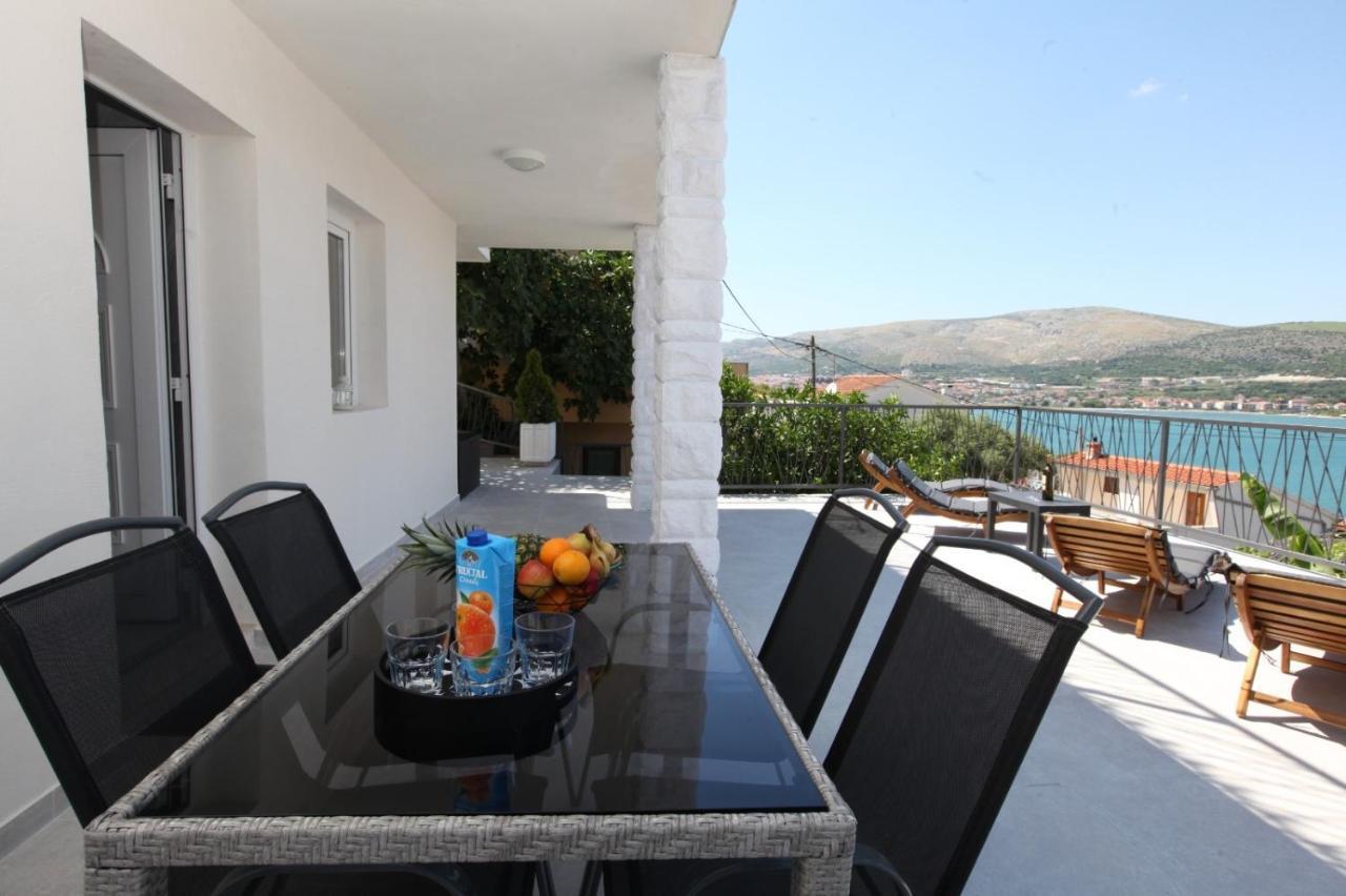 Apartment With Terrace And Sea View - Lucic Трогир Екстериор снимка