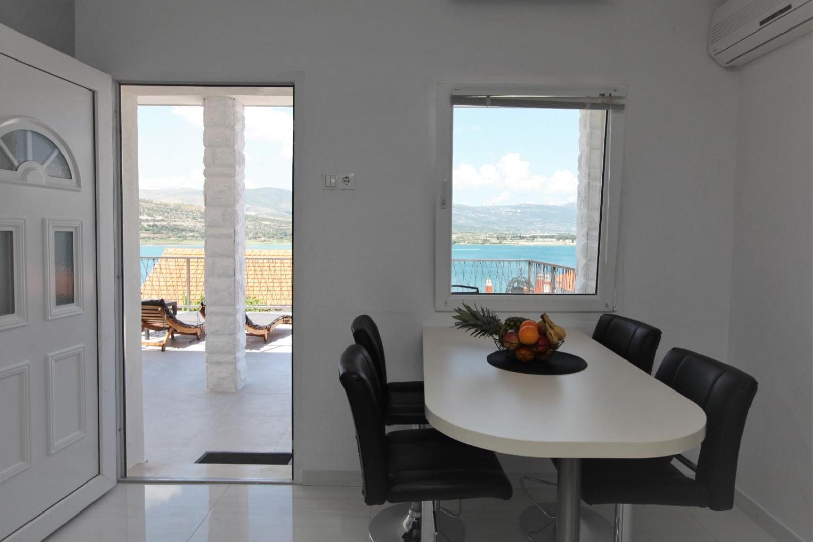 Apartment With Terrace And Sea View - Lucic Трогир Екстериор снимка