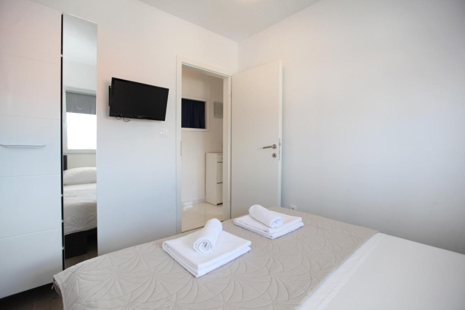 Apartment With Terrace And Sea View - Lucic Трогир Екстериор снимка