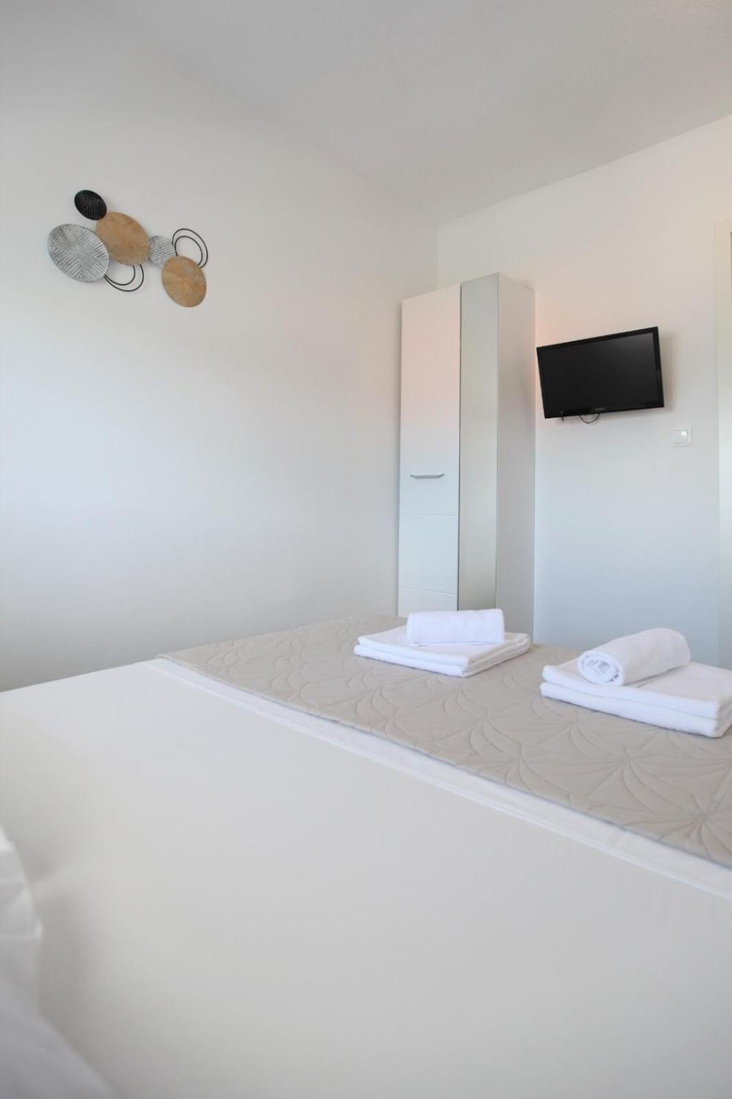 Apartment With Terrace And Sea View - Lucic Трогир Екстериор снимка
