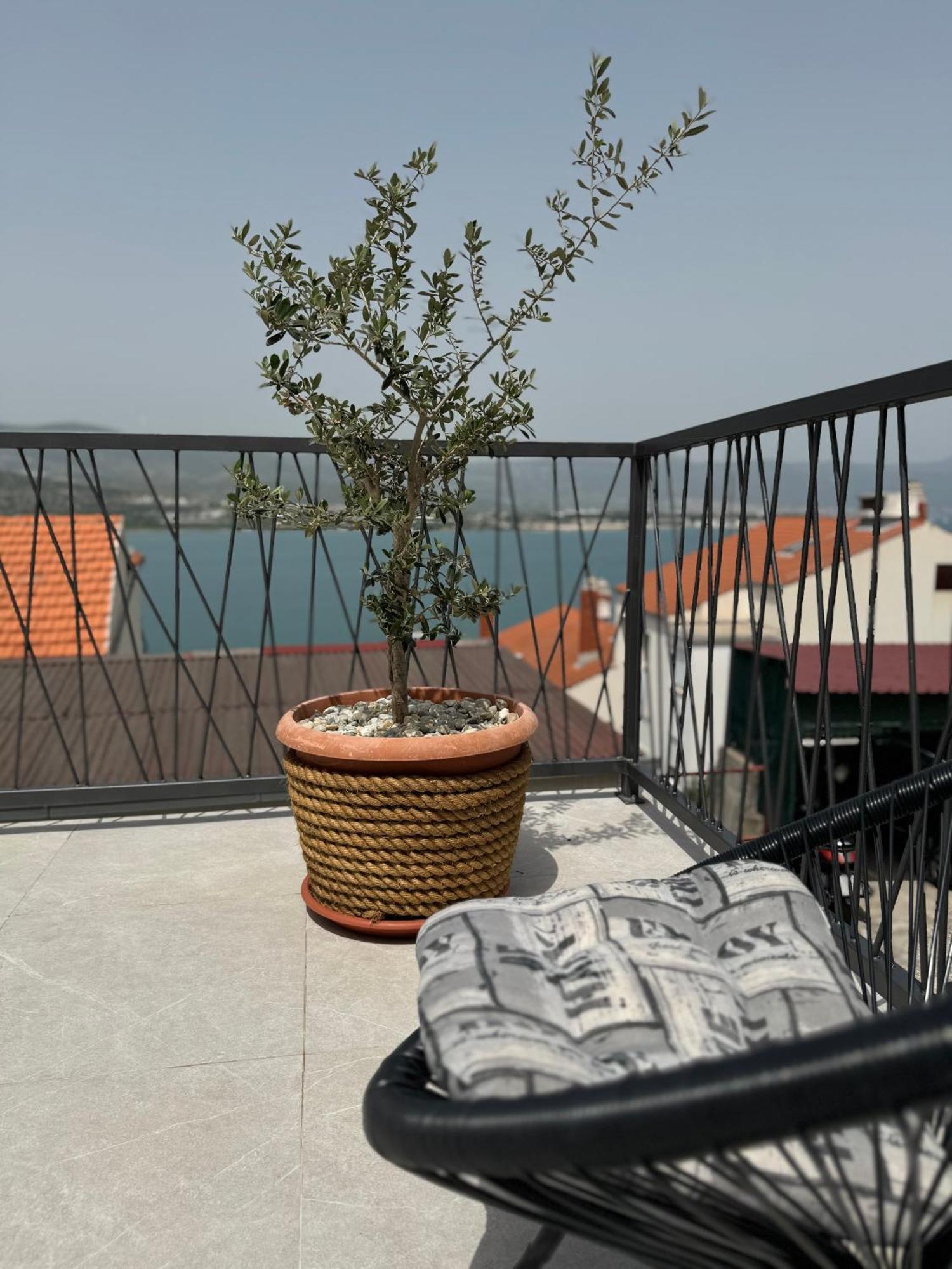 Apartment With Terrace And Sea View - Lucic Трогир Екстериор снимка